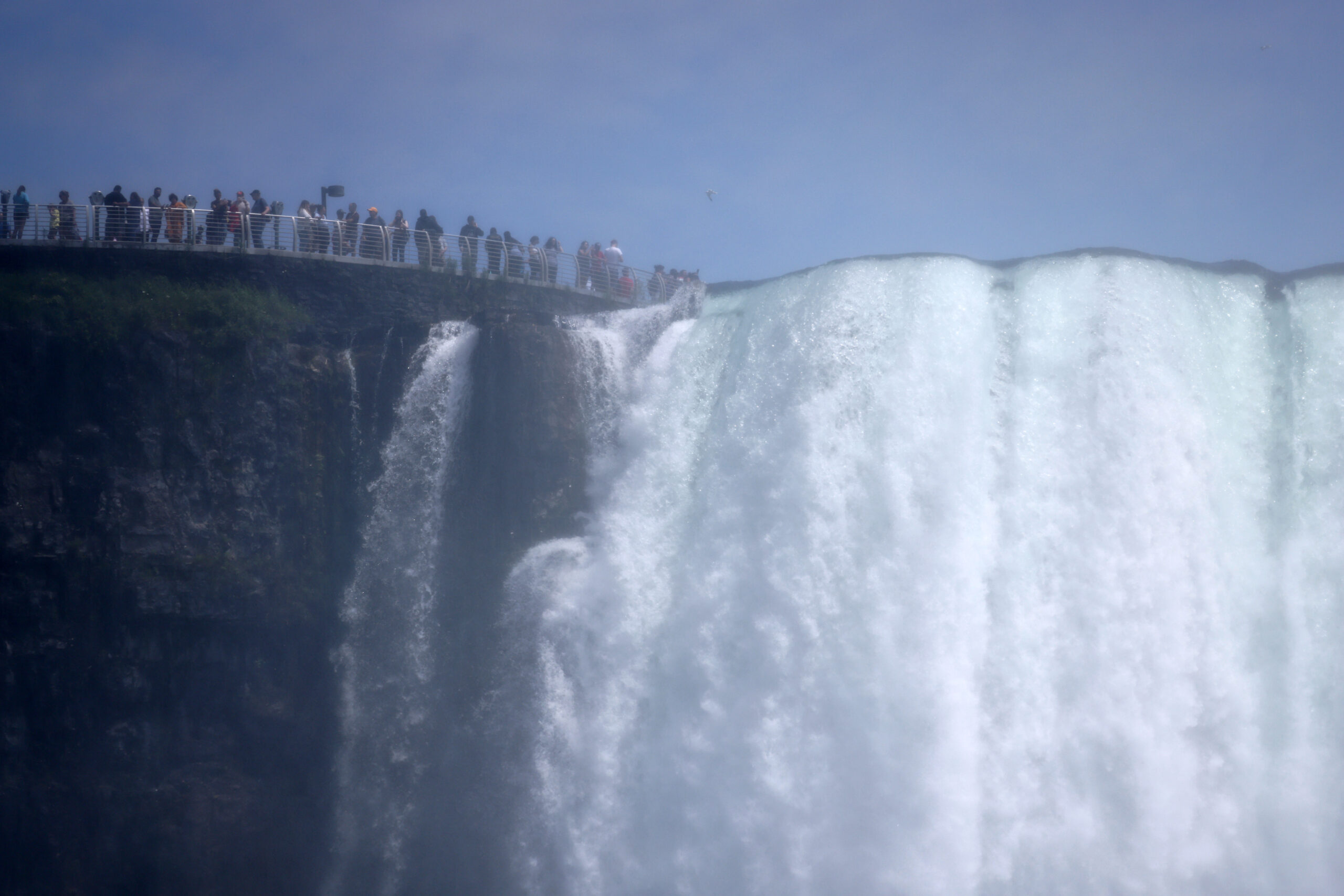 加拿大尼亚加拉大瀑布夏日风光吸引游客