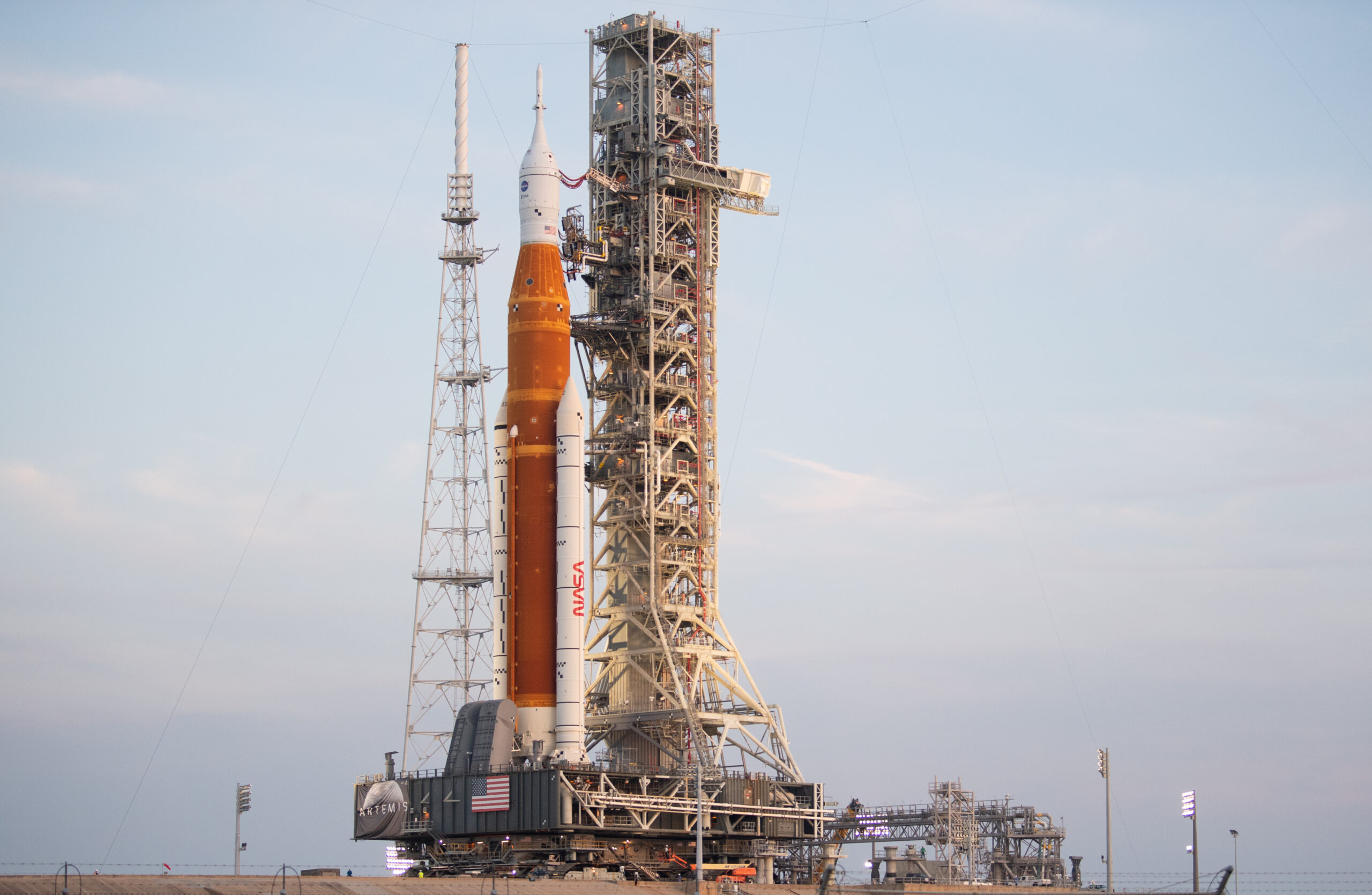 美国NASA巨型探月火箭被运至发射台