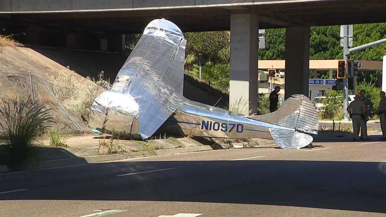 小型飞机在El Cajon高速公路附近坠毁