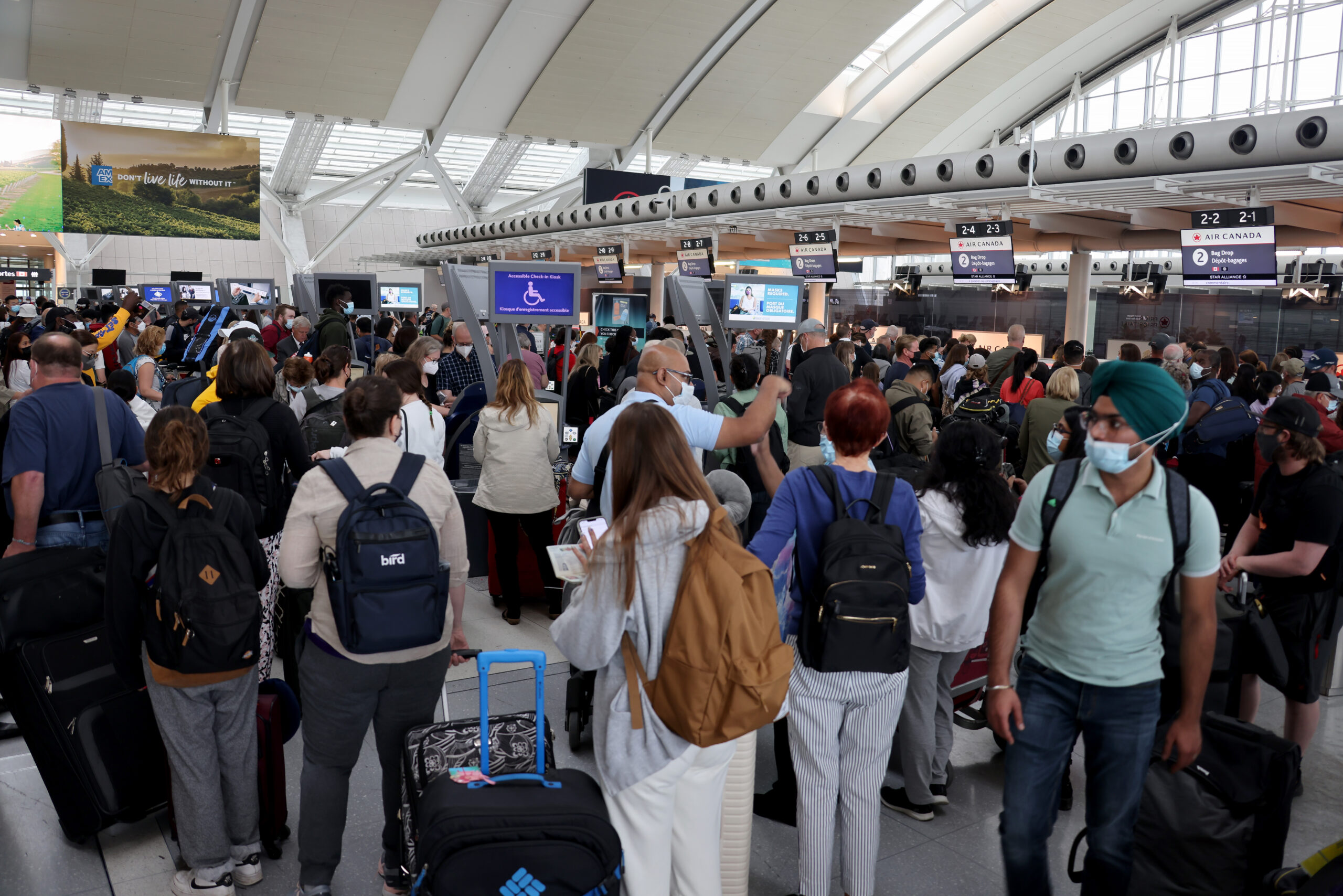 加拿大：多伦多机场迎游客出行高峰