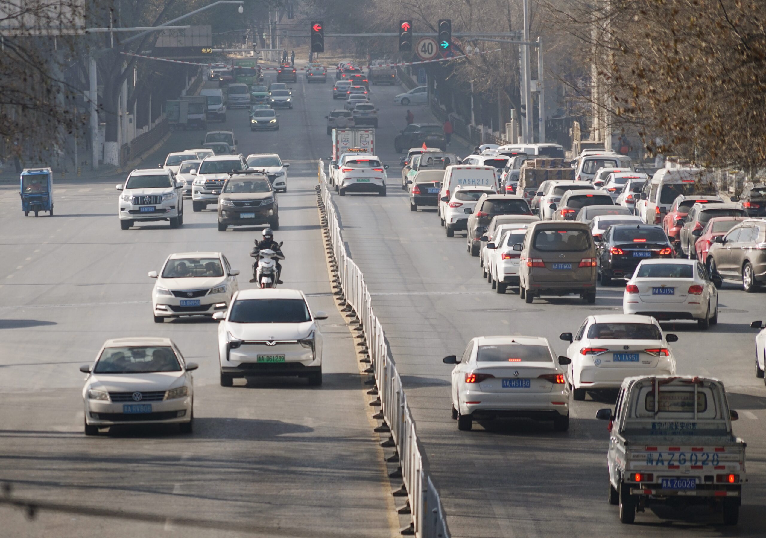 西宁市相继解除区域间交通管制