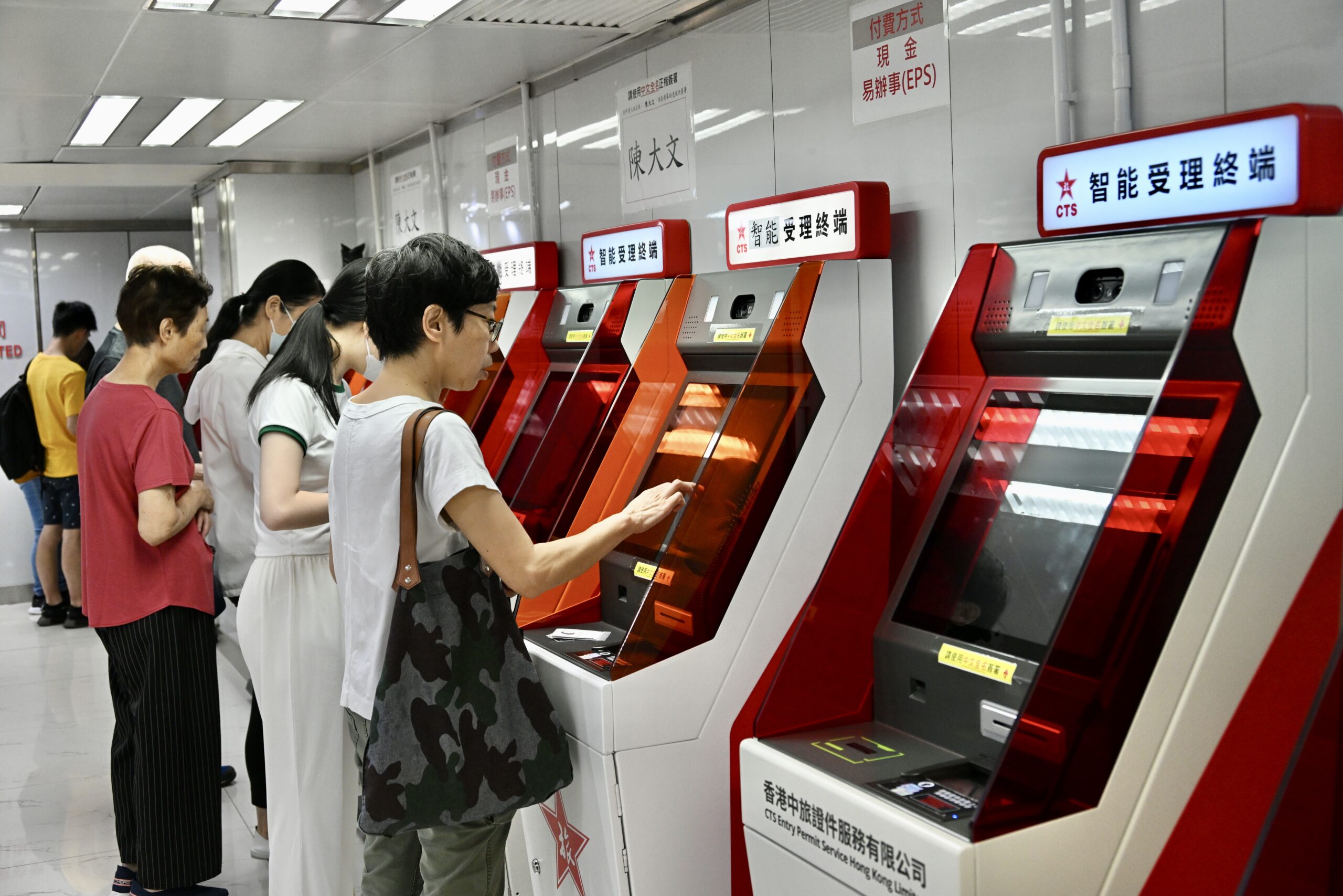 香港工联会协助市民到中旅社办理回乡证-城市新闻网icitynews