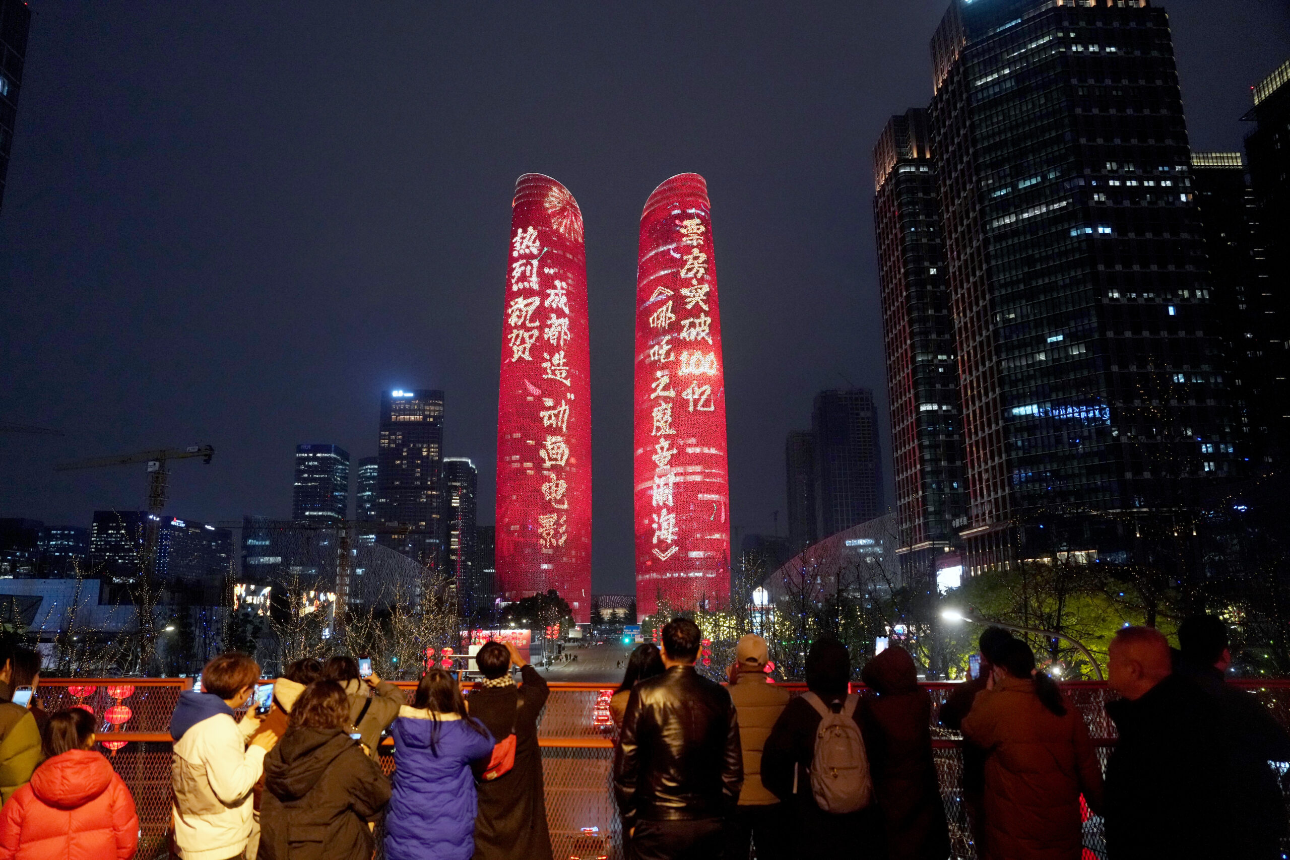 成都点亮地标庆祝电影《哪吒之魔童闹海》票房突破100亿元人民币