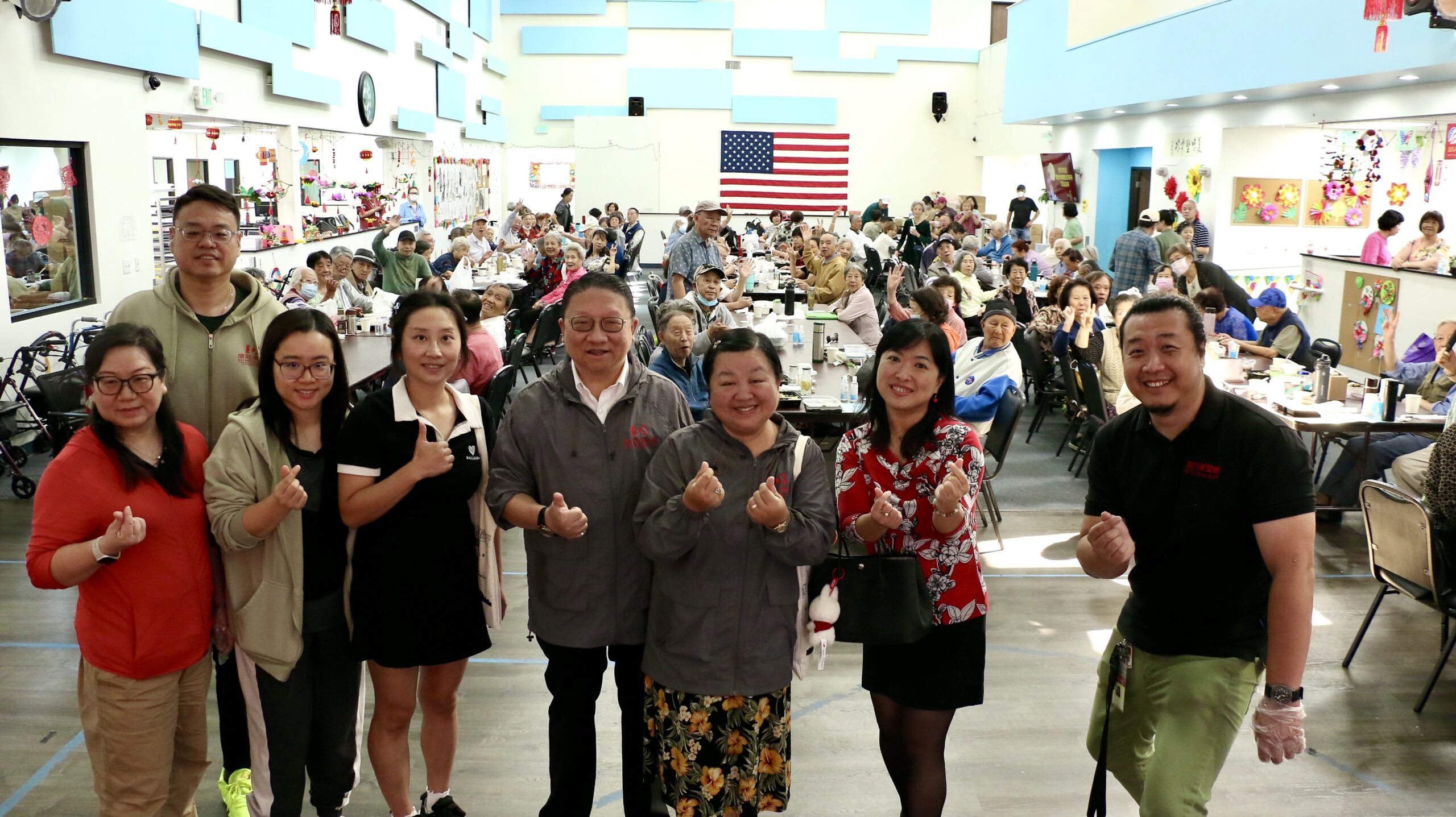 中秋佳节美国鹰龙传媒携手帝豪食品为社区长者送温暖