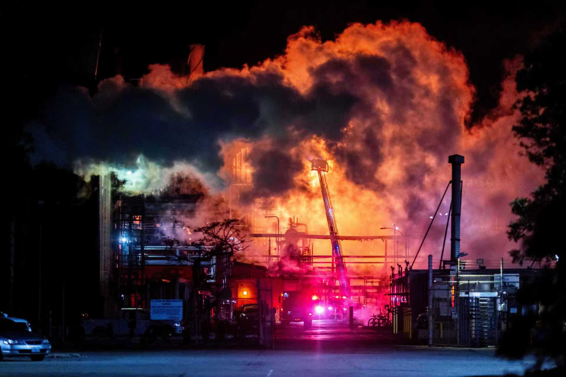 美国西海岸最大炼油厂爆燃！火光冲天惊动洛杉矶