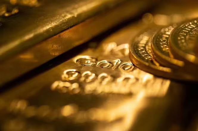 黄金狂飙破纪录：首次突破每盎司4000美元，全球避险潮再起