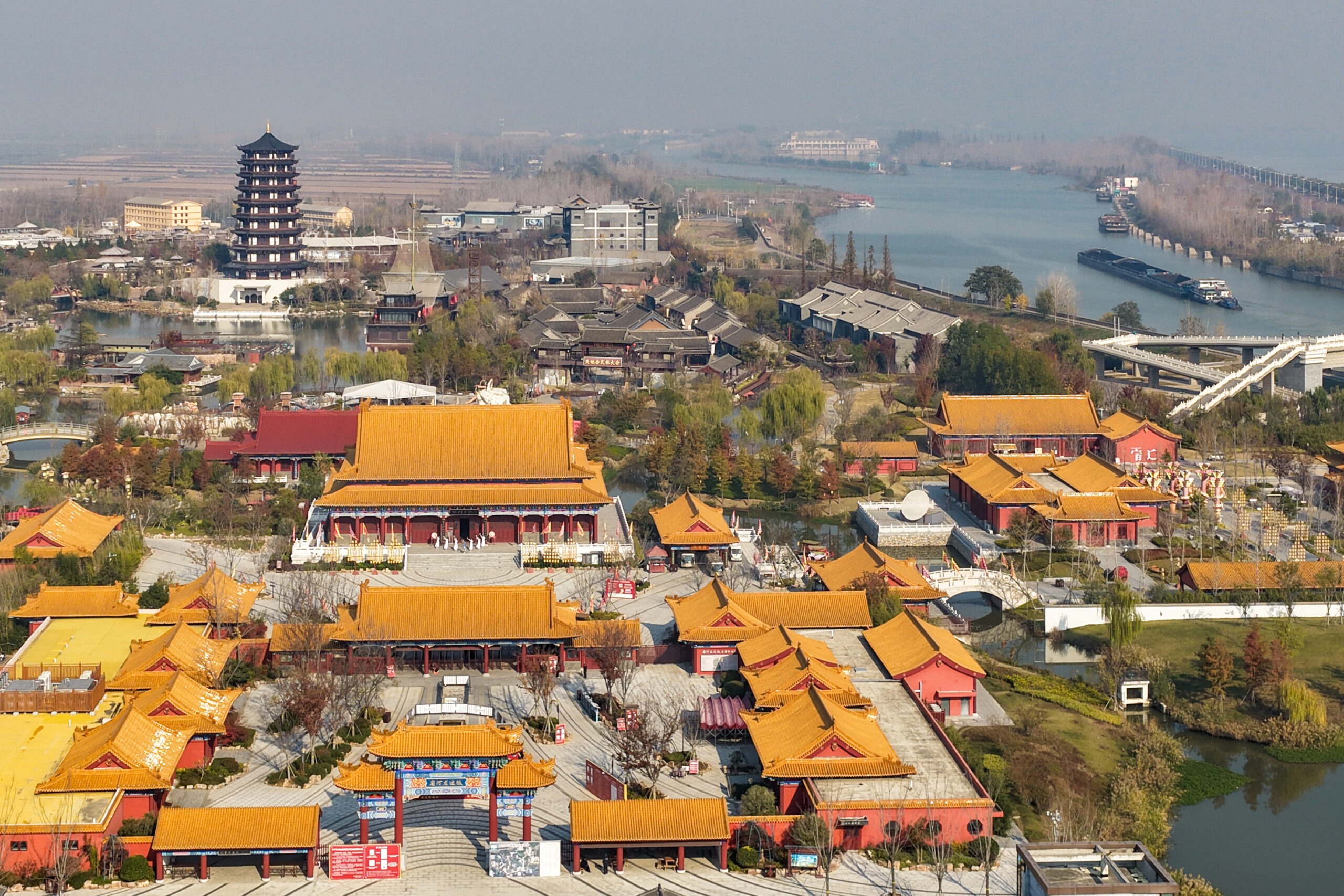 航拍京杭运河江苏段 “黄金水道”勾勒航运壮美画卷