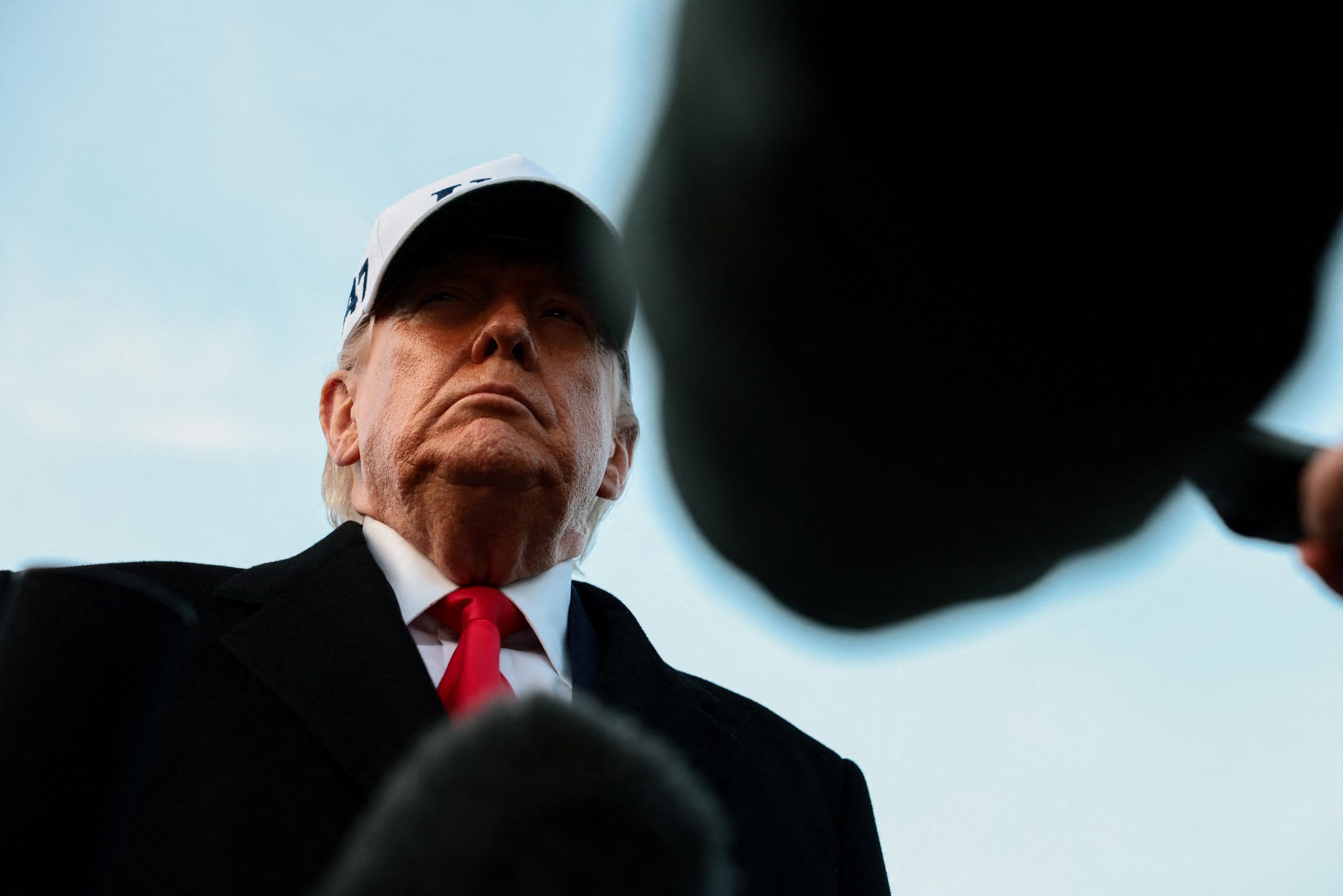 波及75国！美国宣布暂停移民签证办理，移民政策再度收紧