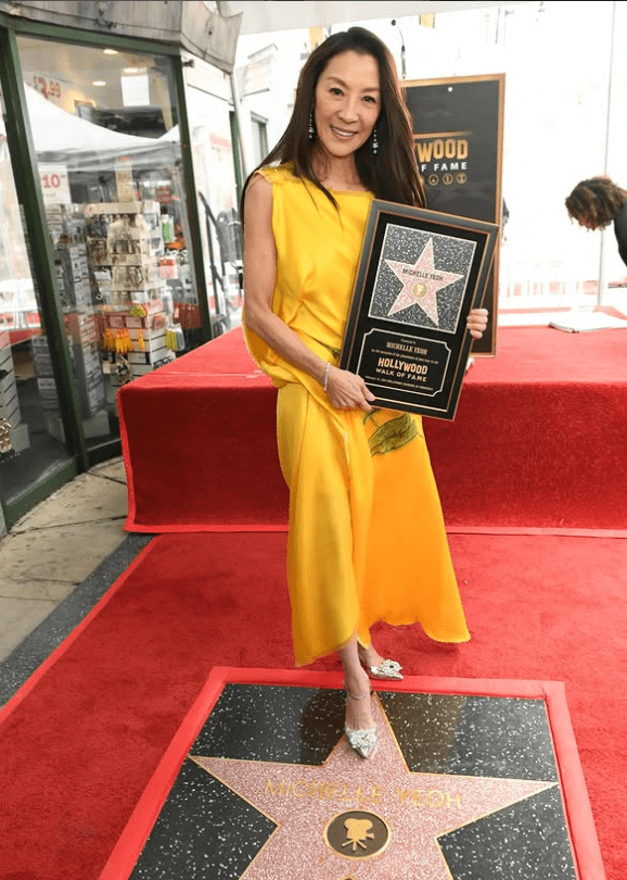 杨紫琼摘星好莱坞！首位亚洲奥斯卡影后再写历史