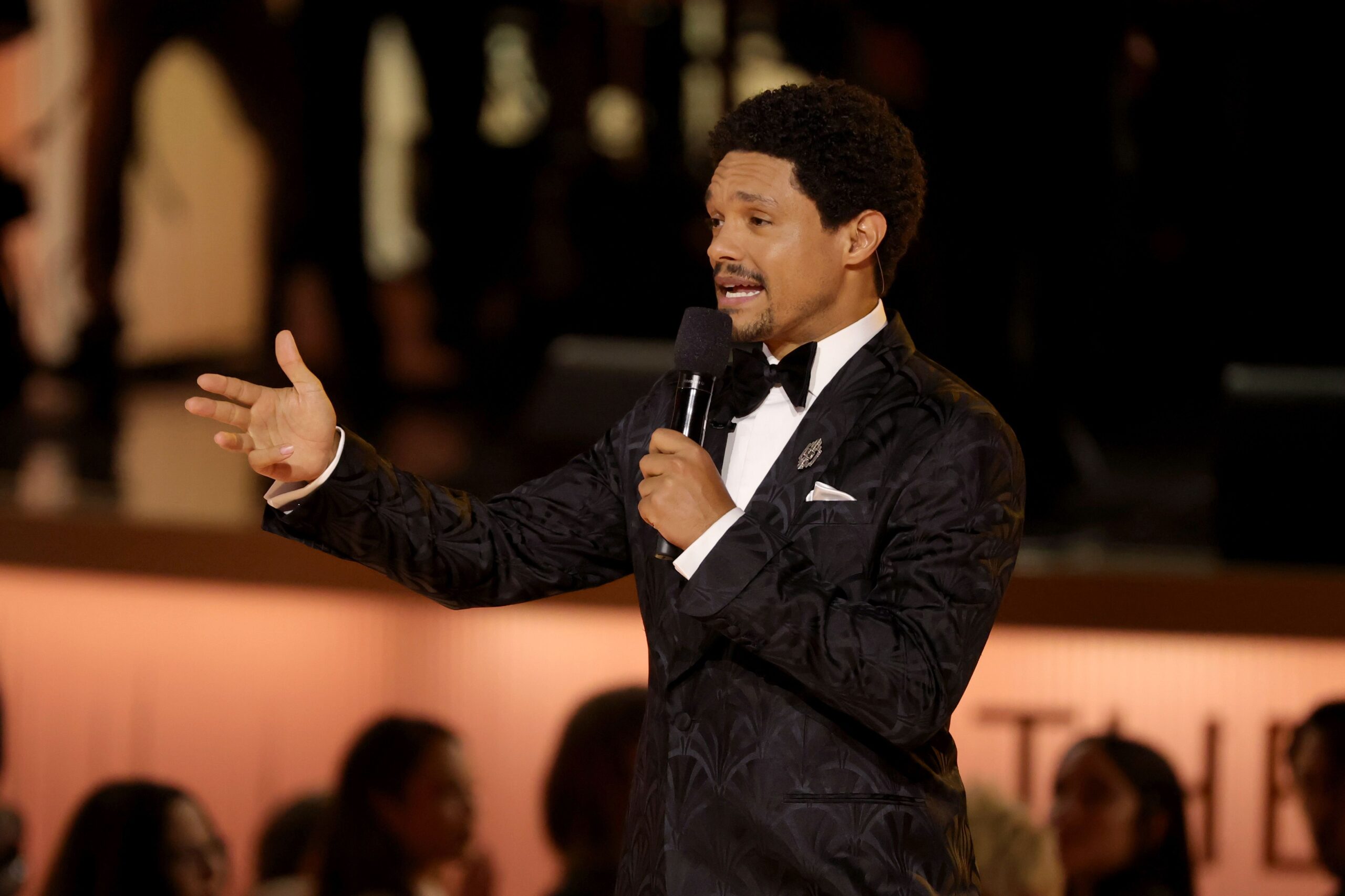 格莱美成“政治战场”：艺人高喊“ICE滚出去”，特朗普怒怼主持人