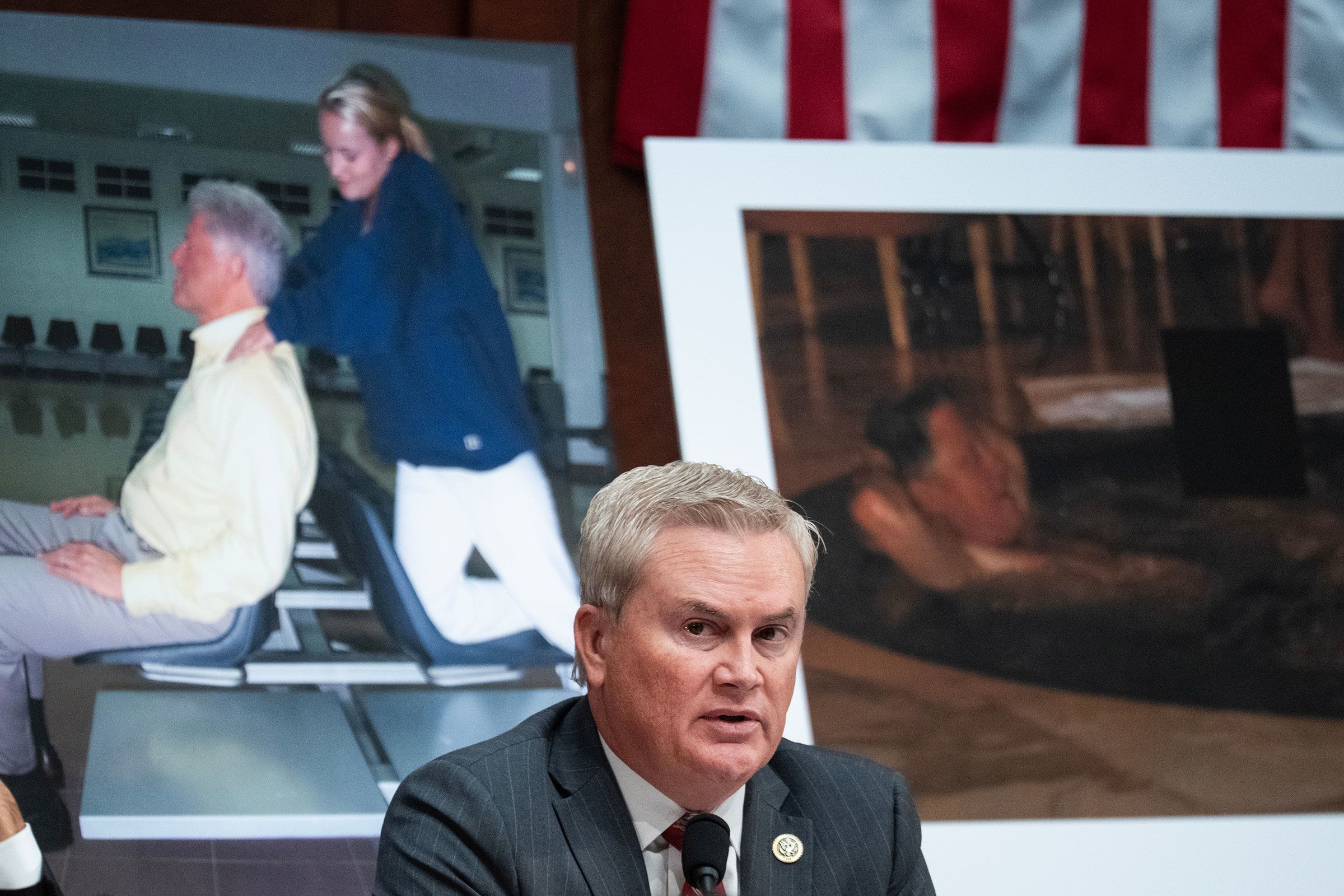 最后一刻让步！克林顿夫妇紧急赴国会作证，险避藐视投票