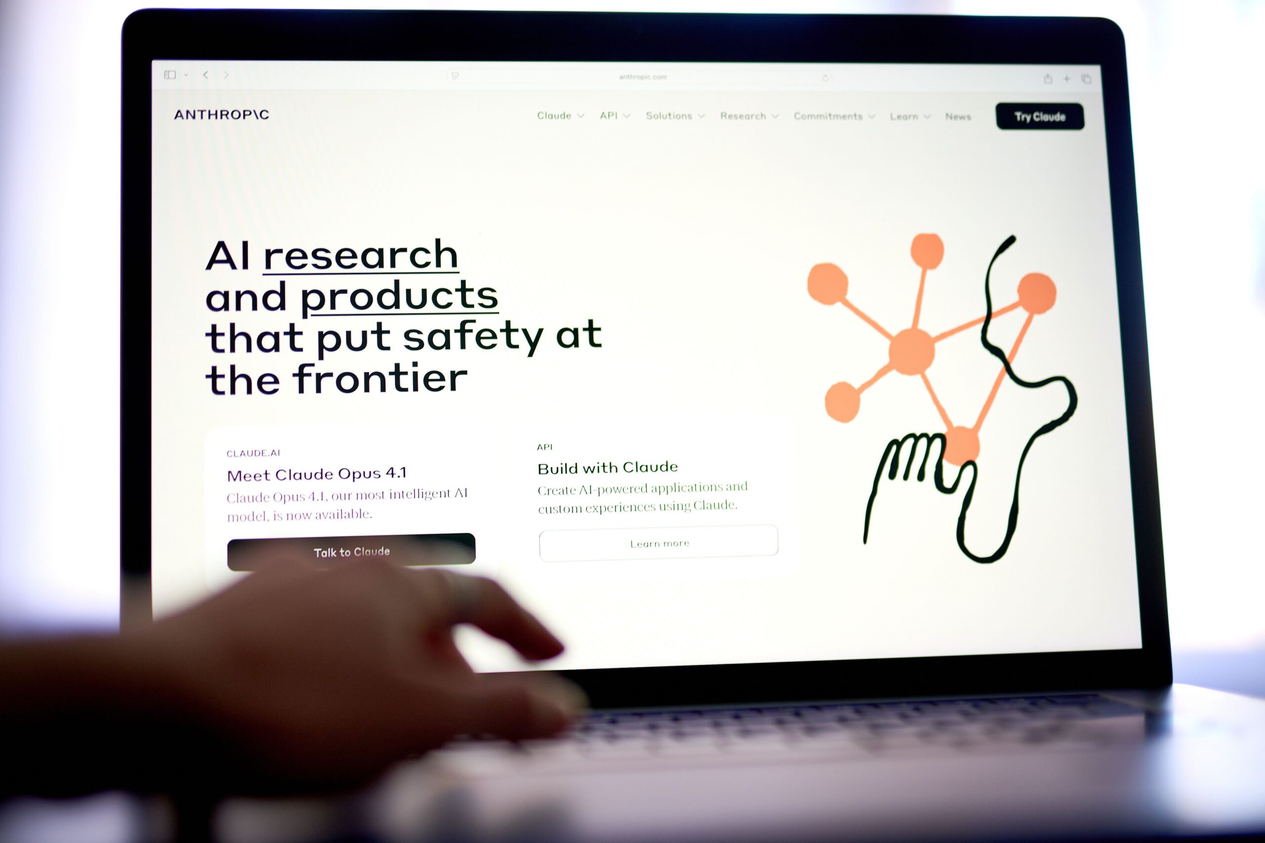 AI同事真的来了？Anthropic新模型发布，引爆软件股集体下跌