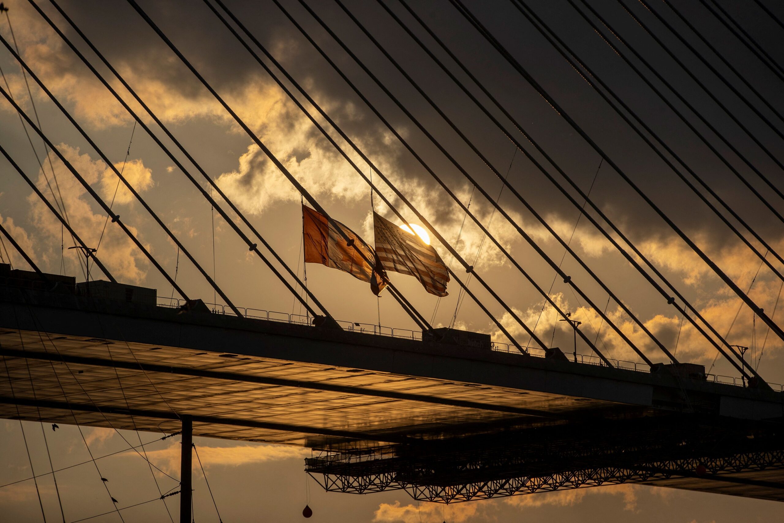 特朗普威胁封锁美加跨境大桥通车！美加关系再掀波澜