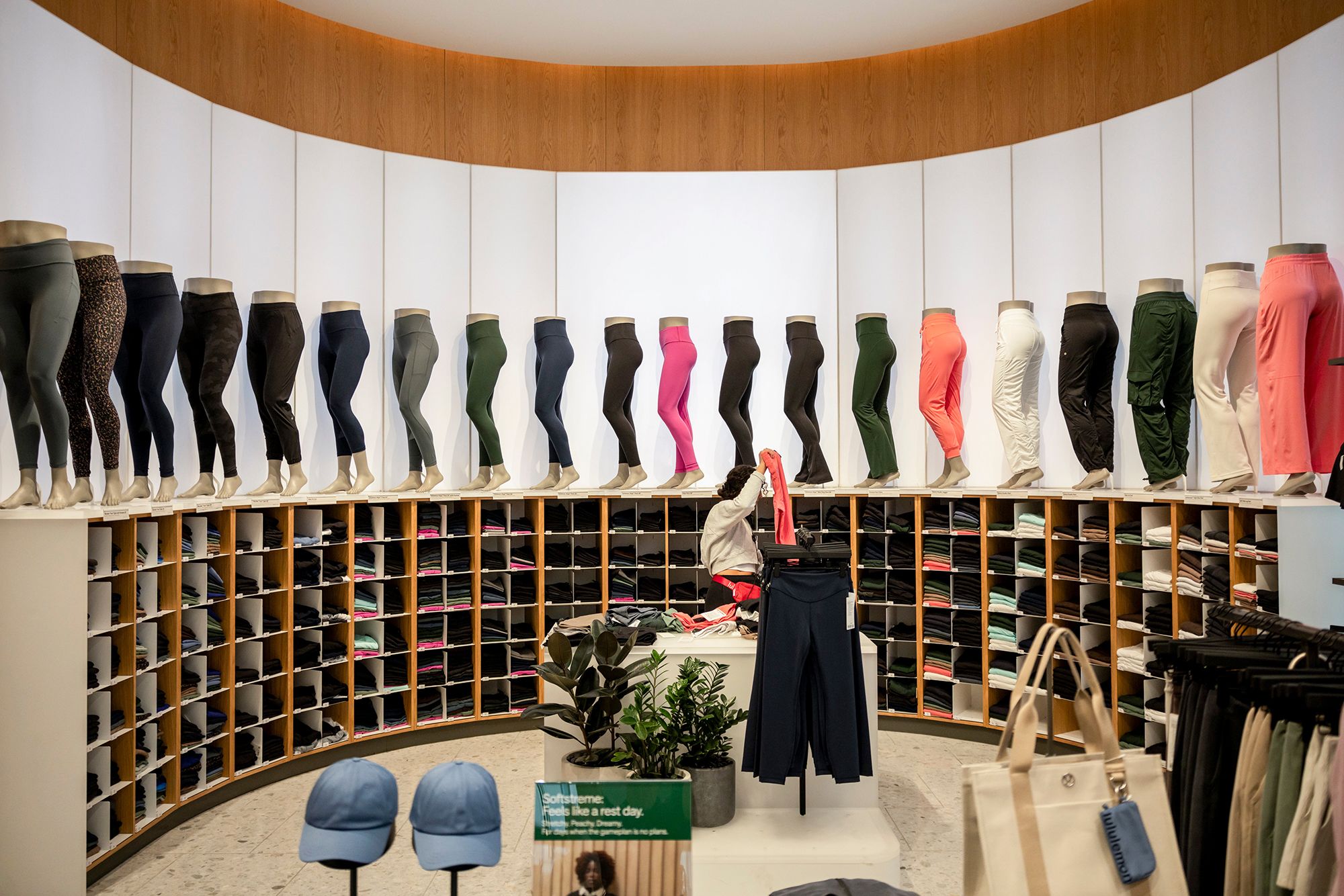 Lululemon跌下神坛？王牌紧身裤销量暴跌20%，年轻人转投Alo和Vuori